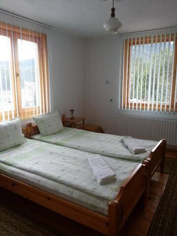 Фото номера Трехместный номер с видом на горы Гостевой дом Guest House Stoletnika г. Ягодина 19