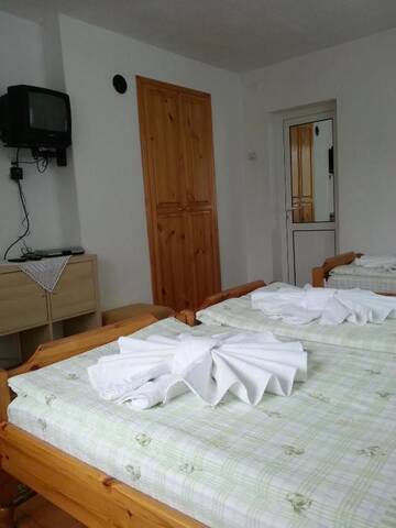 Фото номера Трехместный номер с видом на горы Гостевой дом Guest House Stoletnika г. Ягодина 17