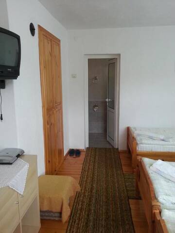Фото номера Трехместный номер с видом на горы Гостевой дом Guest House Stoletnika г. Ягодина 15