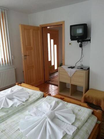 Фото номера Трехместный номер с видом на горы Гостевой дом Guest House Stoletnika г. Ягодина 20