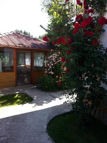 Фото номера Трехместный номер с видом на горы Гостевой дом Guest House Stoletnika г. Ягодина 26
