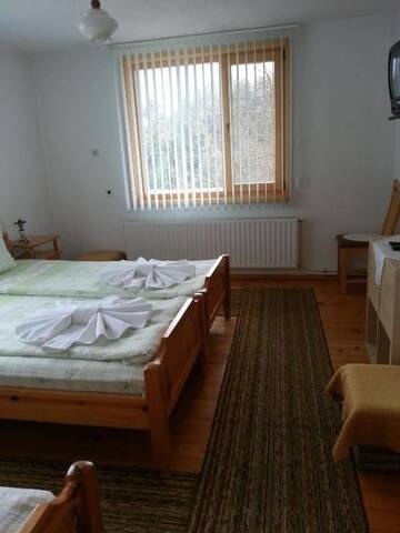 Фото номера Трехместный номер с видом на горы Гостевой дом Guest House Stoletnika г. Ягодина 24