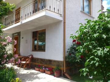 Фото номера Трехместный номер с видом на горы Гостевой дом Guest House Stoletnika г. Ягодина 11