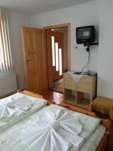 Фото номера Трехместный номер с видом на горы Гостевой дом Guest House Stoletnika г. Ягодина 13